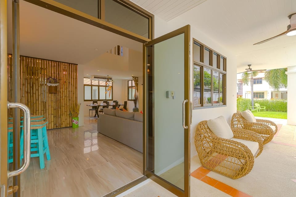 Pool Villa  4 Br Walking to Beach HV Hotel in Nong Kae