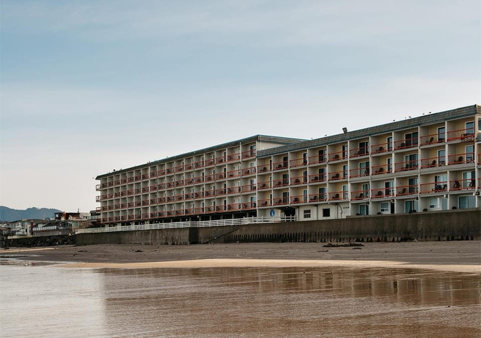 Surftides Lincoln City Hotel in Devils Lake