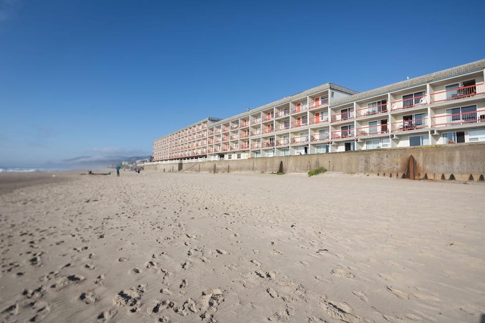 Surftides Lincoln City Hotel in Devils Lake