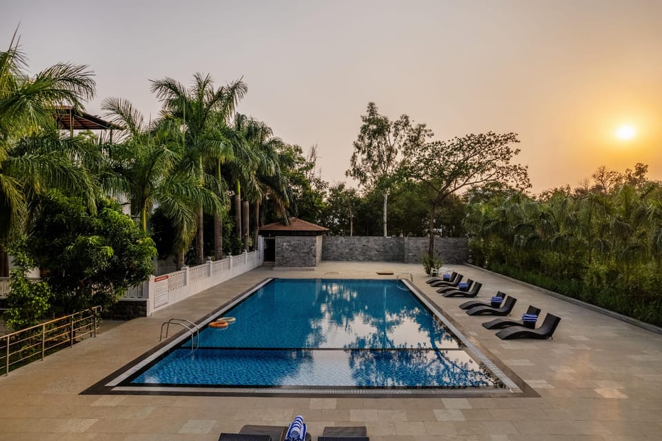 Swimming pool [outdoor]