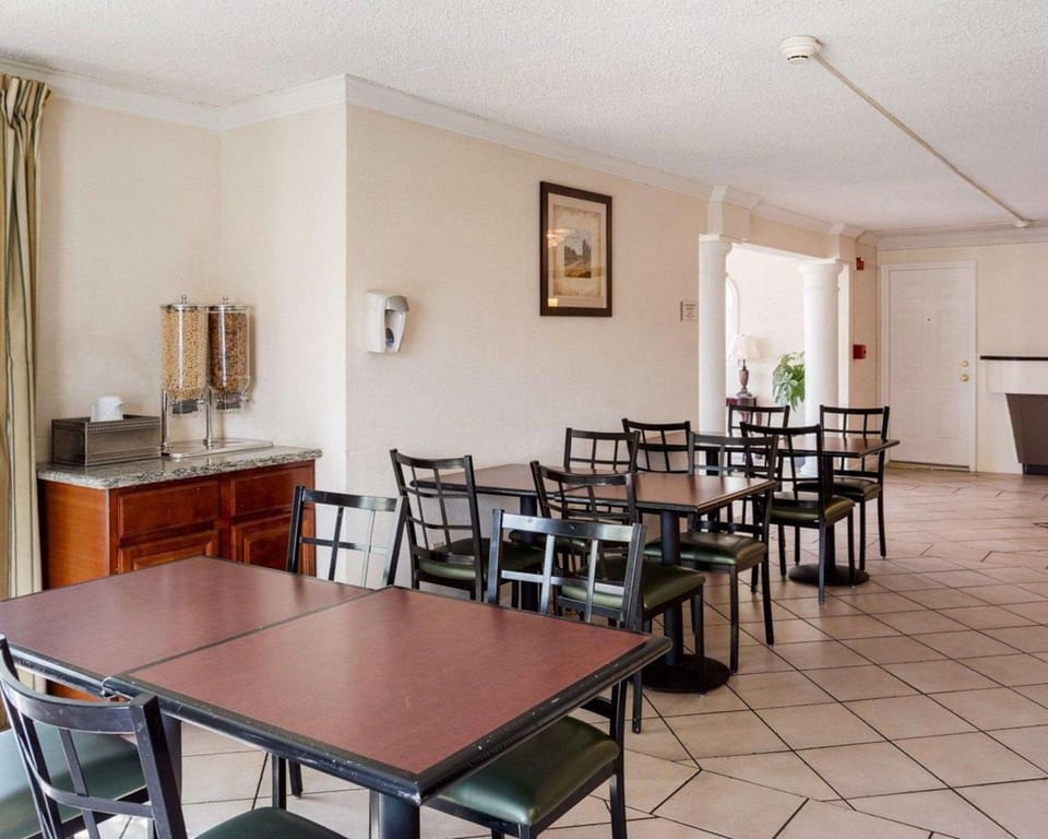 Sunrise Inn & Suites New Orleans Hotel in Viavant-Venetian Isles