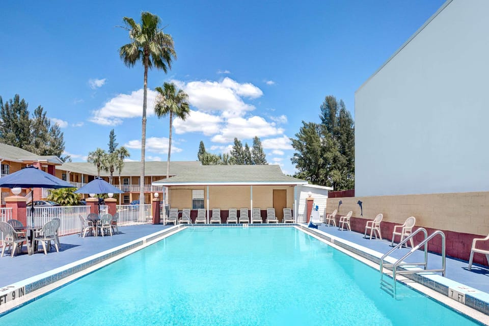 Swimming pool [outdoor]