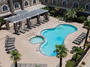 Swimming pool [outdoor]