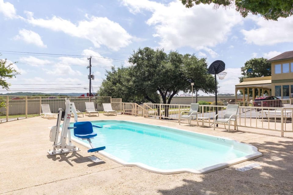 Home Suites Hill Country Motel in San Antonio