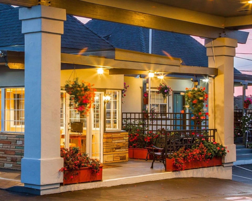 Blu Pacific Hotel Motel in Monterey