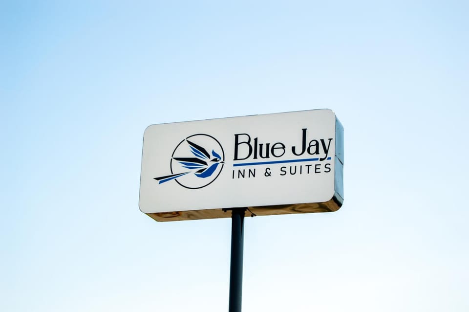 Blue Jay Inn & Suites Motel in Ozark Mountains