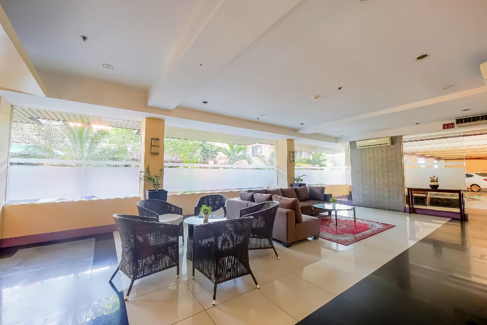 Cote D' Azure Hotel in Las Pinas