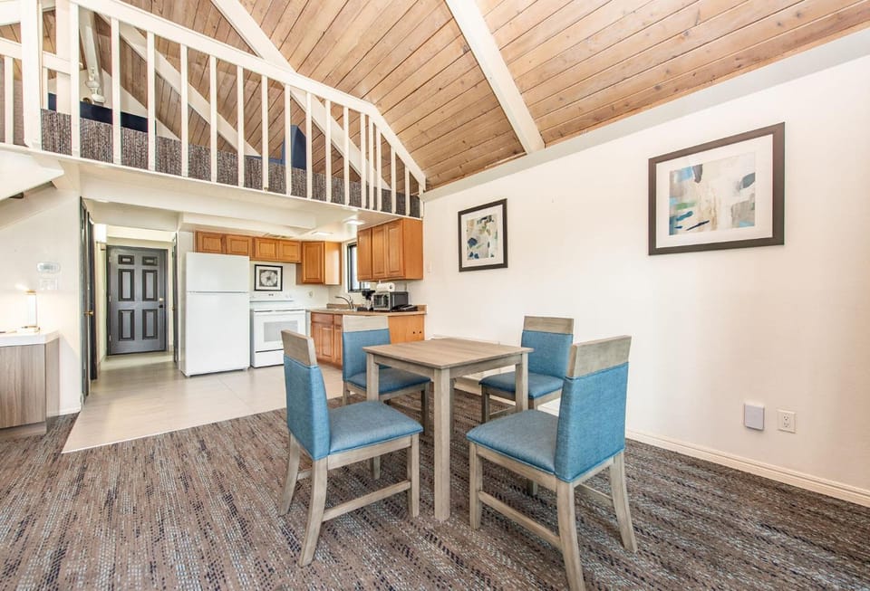Oyster Bay Inn & Suites Hotel in Bremerton