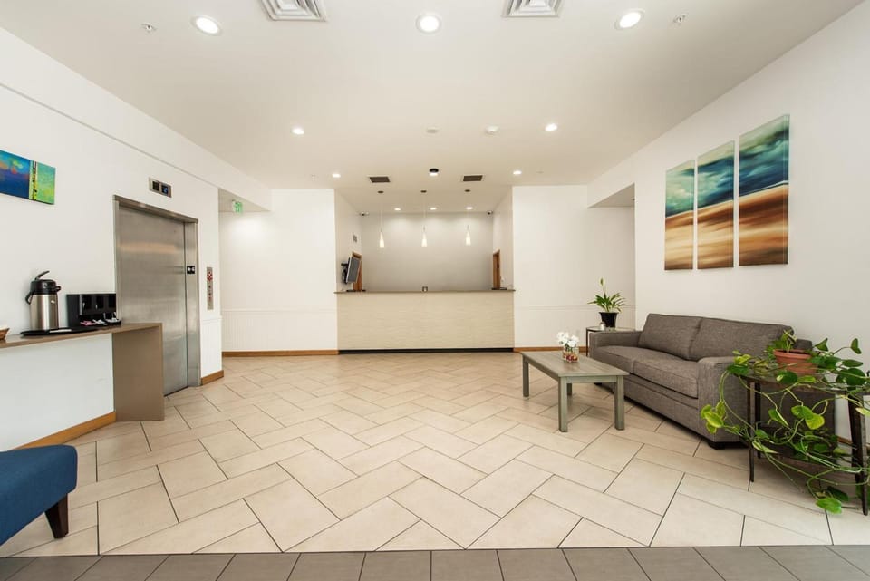 Oyster Bay Inn & Suites Hotel in Bremerton