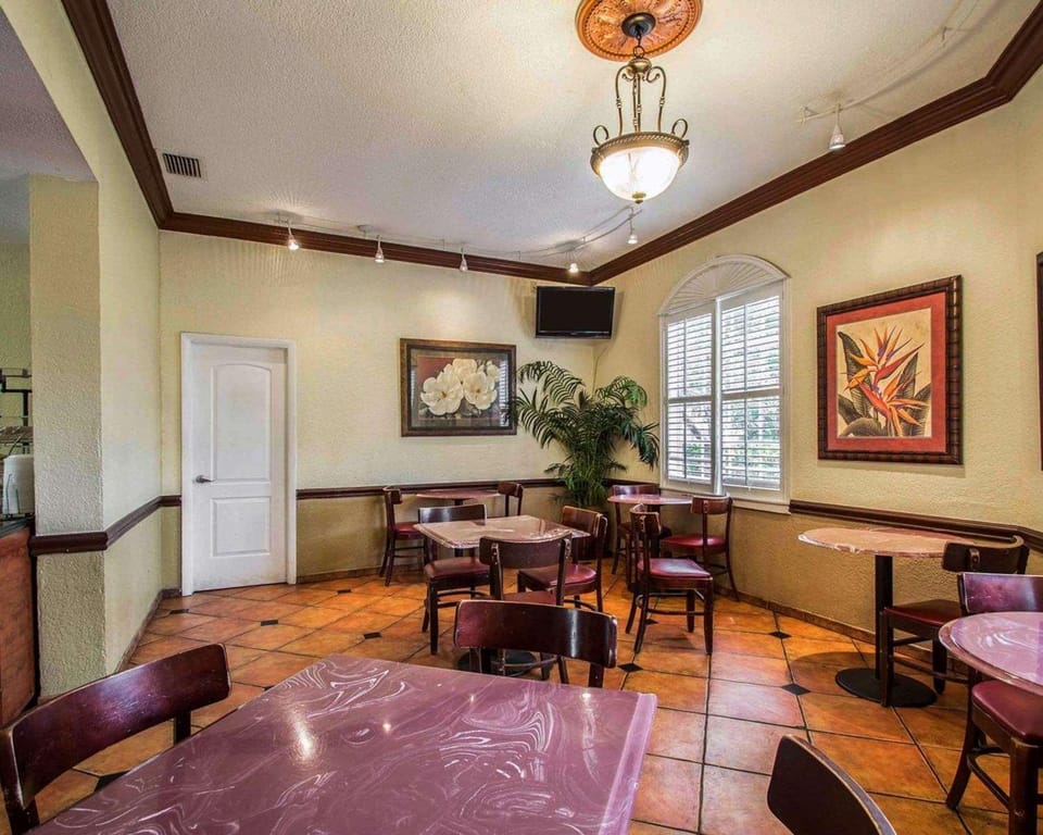 Hotolos Hollywood Hotel in Dania Beach
