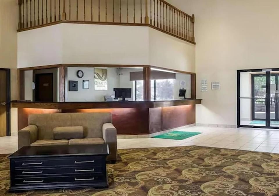 Quality Suites Near West Acres Hotel in Fargo
