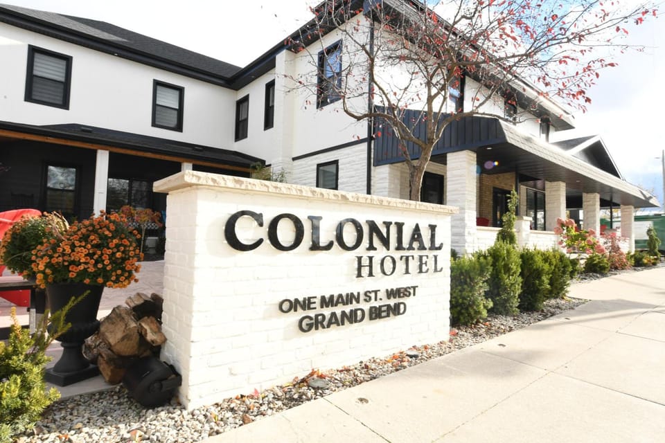 Colonial Hotel & Suites Hotel in Lambton Shores