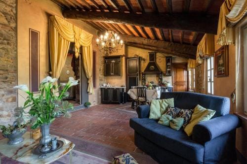 La Dimora dei Conti, Indulge in a Country Farmhouse Apartment with Jacuzzi Facing the Town! Hotel in Capannori