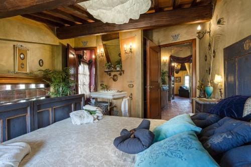La Dimora dei Conti, Indulge in a Country Farmhouse Apartment with Jacuzzi Facing the Town! Hotel in Capannori