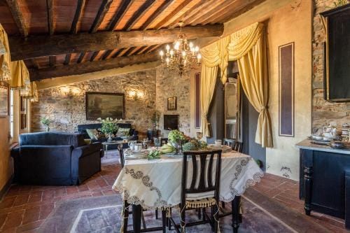 La Dimora dei Conti, Indulge in a Country Farmhouse Apartment with Jacuzzi Facing the Town! Hotel in Capannori