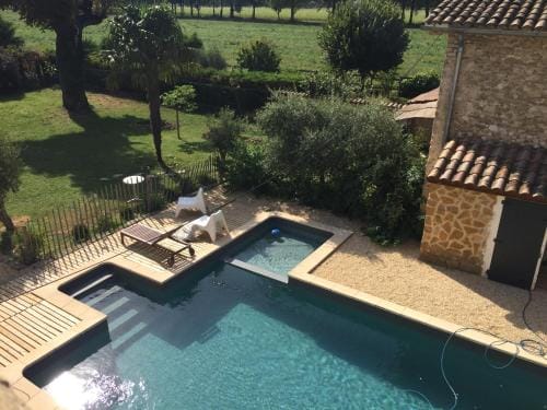 ferme st pierre 2 suites avec repas, piscine, clim, cheminee ou baignoire spa Hotel in Provence-Alpes-Côte d'Azur