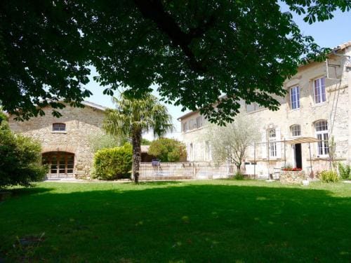 ferme st pierre 2 suites avec repas, piscine, clim, cheminee ou baignoire spa Hotel in Provence-Alpes-Côte d'Azur