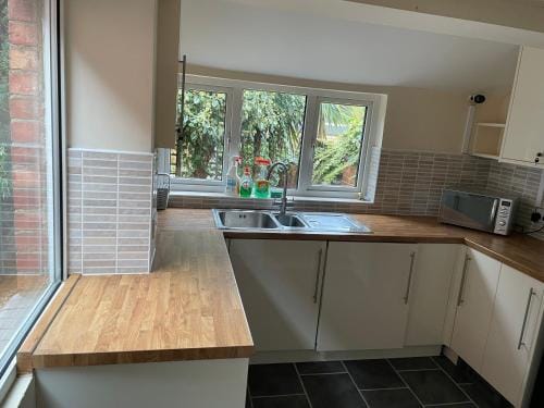 Rooms In A Victorian Comfortable 4-bedroom house in Milton Keynes Rooms Not En-suites Hotel in Aylesbury Vale