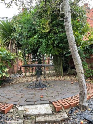 Rooms In A Victorian Comfortable 4-bedroom house in Milton Keynes Rooms Not En-suites Hotel in Aylesbury Vale