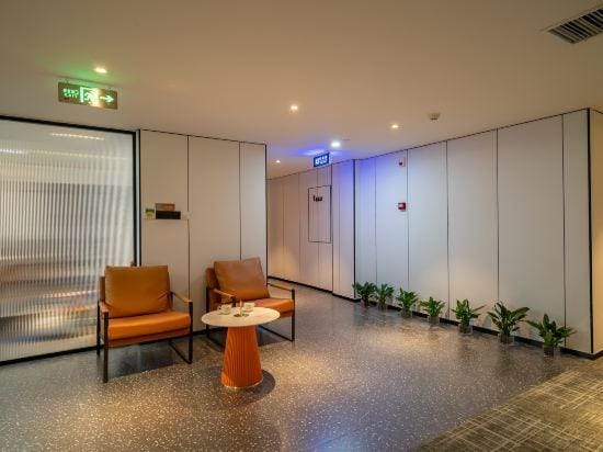 Qingmu Platinum Hotel (Nanjing Longhua Road Metro Station Jiangpu Bus Station) Hotel in Nanjing