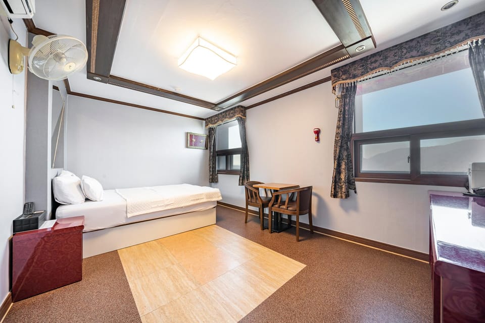 H ocean in Jinhae, Changwon Motel in Busan