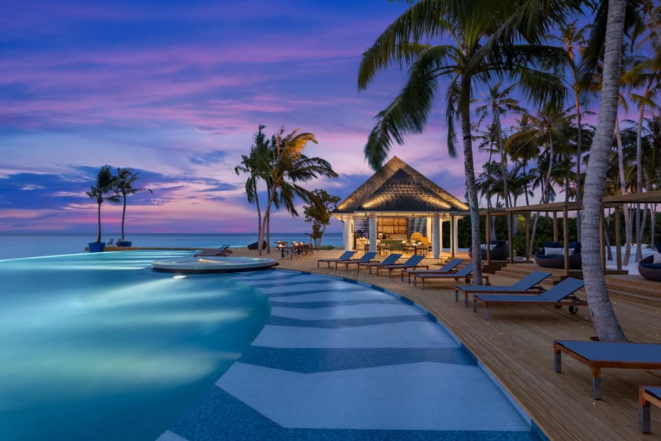 Swimming pool [outdoor]
