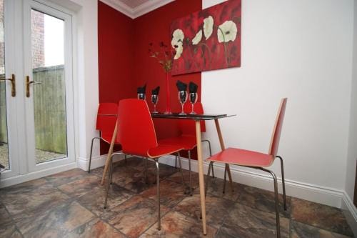 3 Bed with Free Parking - Merriotts 1 by Ty SA Hotel in Newport