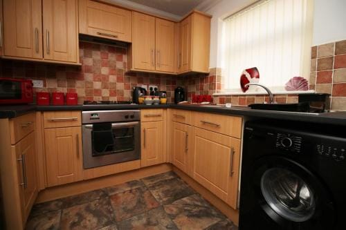 3 Bed with Free Parking - Merriotts 1 by Ty SA Hotel in Newport