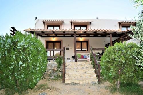 Villas and apartments on a private farm, only 1 km away from the beach! Hotel in Crete