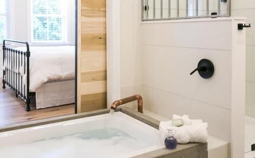 Farmhouse Suites by Amish Country Lodging Hotel in Berlin