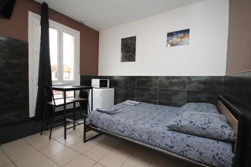 07 - Chambre proche Paris et Transports avec TV WIFI Hotel in Saint-Denis, France