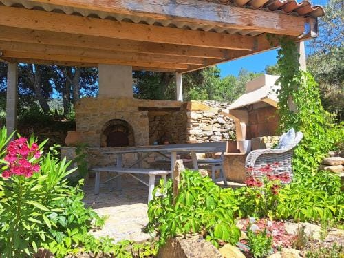 Gites Mas des rochers - Romance tropicale avec Spa Hotel in Le Beausset