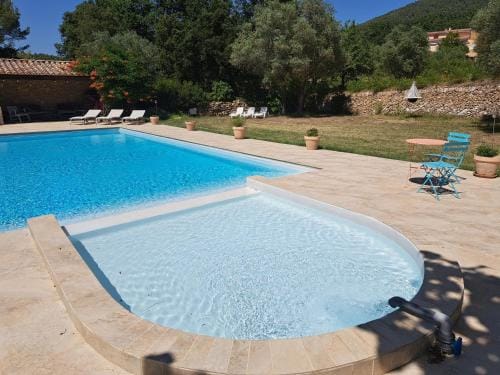 Gites Mas des rochers - Romance tropicale avec Spa Hotel in Le Beausset
