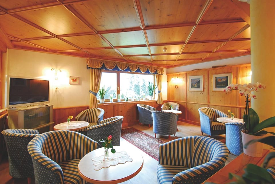 Shared lounge/TV area