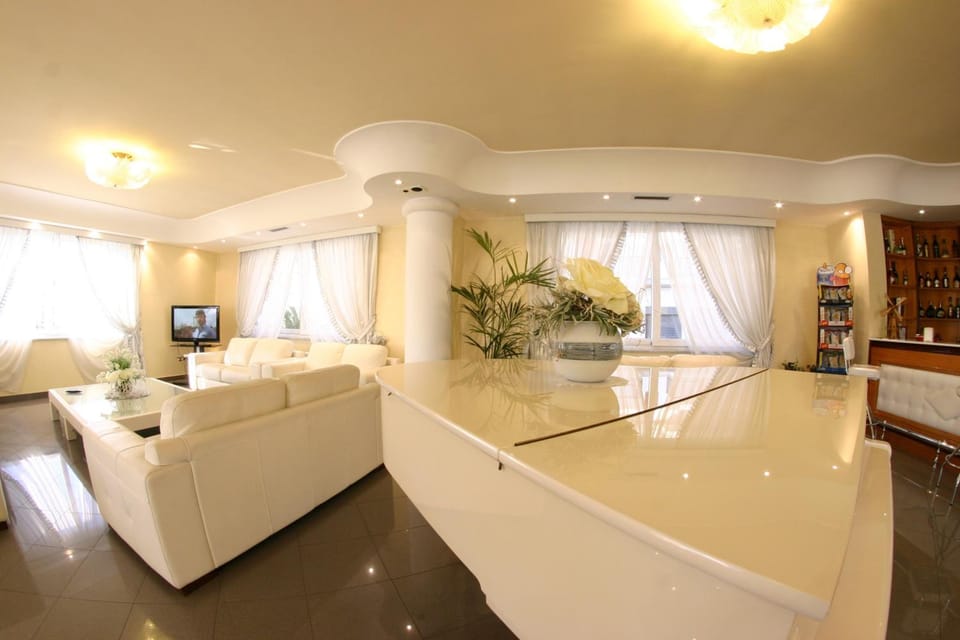 Shared lounge/TV area