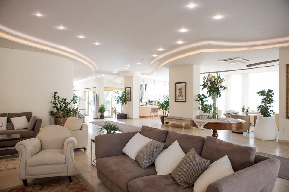 Shared lounge/TV area