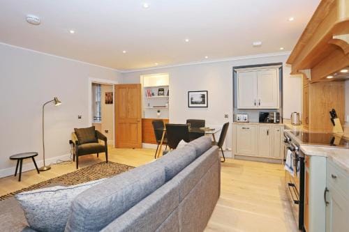 ALTIDO Modern and Airy flat on the Historic Royal Mile Hotel in Edinburgh