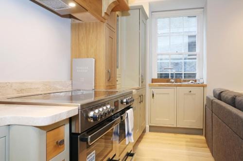 ALTIDO Modern and Airy flat on the Historic Royal Mile Hotel in Edinburgh