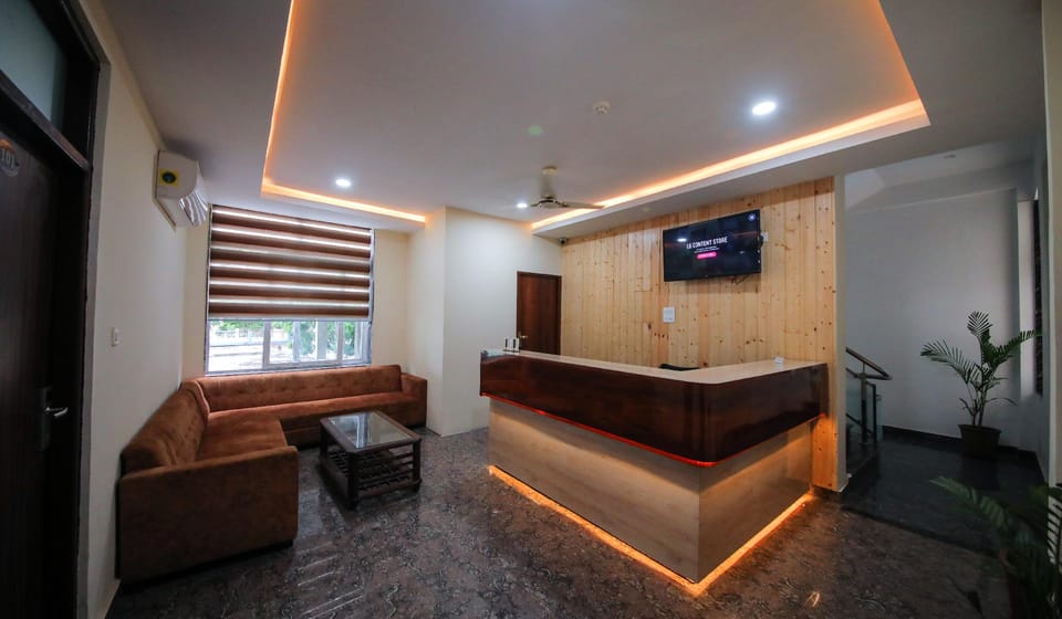 Hotel social palace, Chinyalisaur Hotel in Uttarakhand
