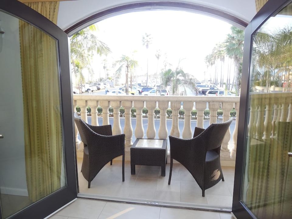 Balboa Inn Hotel in Balboa Peninsula