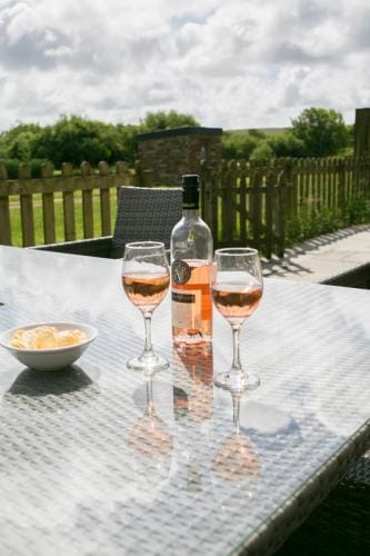 PointBreak Sleeps 12 with hot tub-Great celebration house-Dog friendly Resort in Saint Columb Major