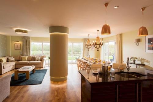 Herons House Sleeps 12, heated Pool, hot tub, sauna, games room 5 Star! Resort in Saint Columb Major