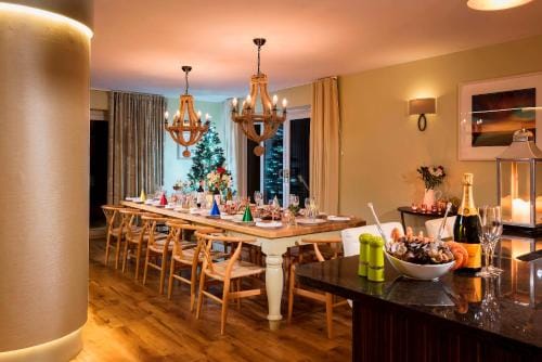 Herons House Sleeps 12, heated Pool, hot tub, sauna, games room 5 Star! Resort in Saint Columb Major