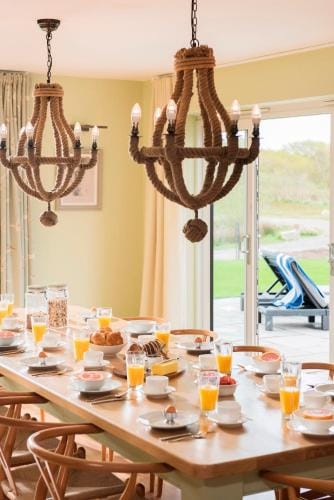Herons House Sleeps 12, heated Pool, hot tub, sauna, games room 5 Star! Resort in Saint Columb Major