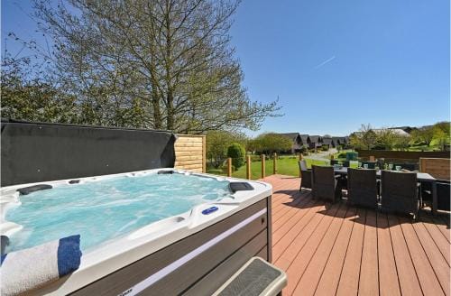 Puffin Hot tub Lodge, 4 bedrooms Resort, Pool,Gym,Bar Resort in Saint Columb Major