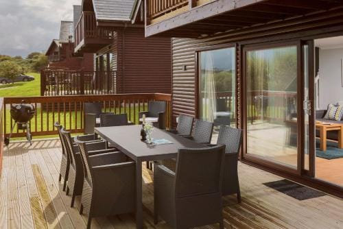 Puffin Hot tub Lodge, 4 bedrooms Resort, Pool,Gym,Bar Resort in Saint Columb Major