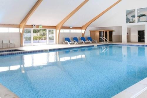 Swallow Lodge with Hot Tub, dogs welcome sleeps 8, Great resort Facilities Resort in Saint Columb Major