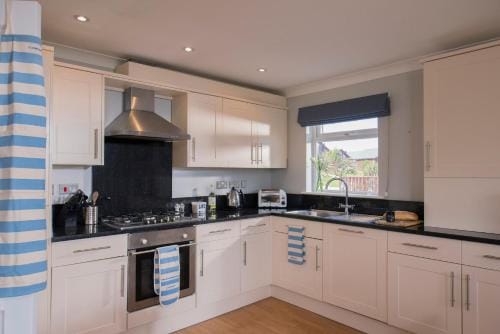 Swallow Lodge with Hot Tub, dogs welcome sleeps 8, Great resort Facilities Resort in Saint Columb Major