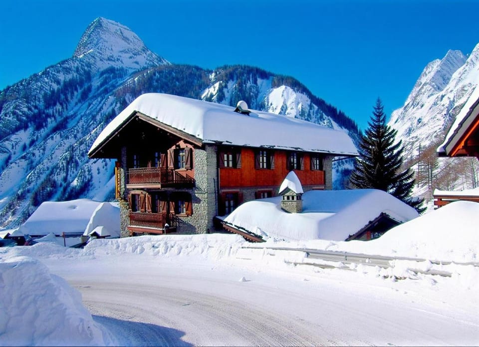 Hotel Dente Del Gigante Hotel in Aosta Valley, Italy