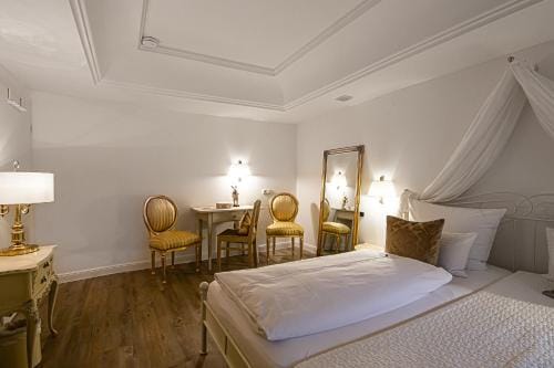 BALTHAZAR IPHOFEN, ohne Fruhstuck, nahe MARKTPLATZ, KNAUF GIPS KG und ConneKT, Weingut Wirsching, TV Hotel in Baden-Württemberg